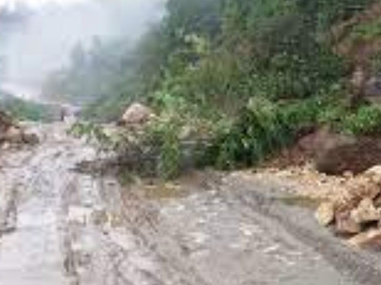 मर्मत भएन याङ्ग्री र लार्केसम्मको सडक